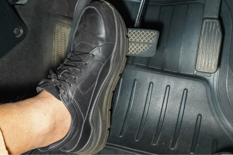 Kesalahan Menginjak Rem Terlalu Sering saat Macet Mudik