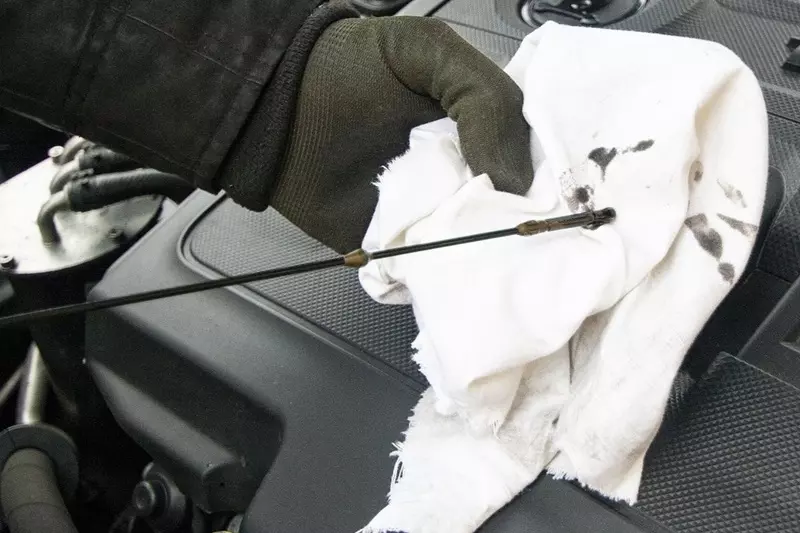 Bagaimana Oli Asli Berdampak pada Ketahanan Mesin - Suzuki Jember