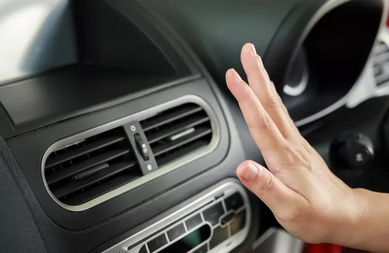 Kebiasaan yang Membuat AC Mobil Lembab dan Bau! - Suzuki Jember